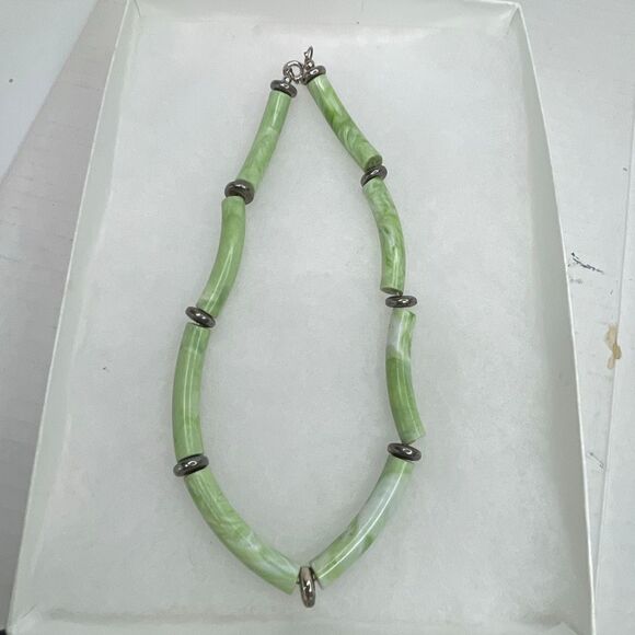 Vintage faux jade acrylic/metal necklace - Picture 1 of 9